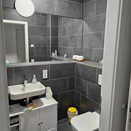 3 2 Bathrooms 2 Toilets New Center Of Underground Parking Space Contactless Self Check-in Apartment Düsseldorf