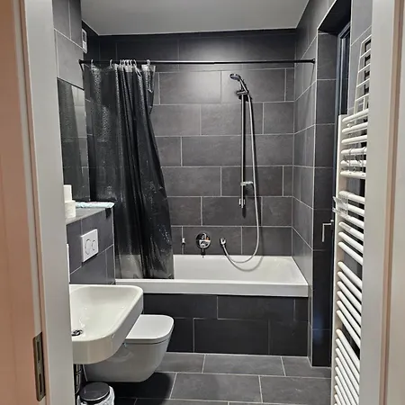 3 2 Bathrooms 2 Toilets New Center Of Underground Parking Space Contactless Self Check-in شقة *