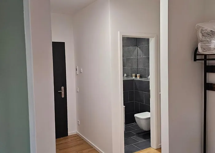 3 2 Bathrooms 2 Toilets New Center Of Underground Parking Space Contactless Self Check-in Apartment Düsseldorf