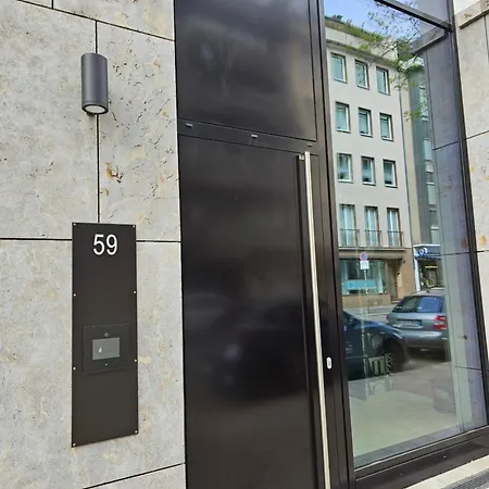 3 2 Bathrooms 2 Toilets New Center Of Underground Parking Space Contactless Self Check-in 뒤셀도르프